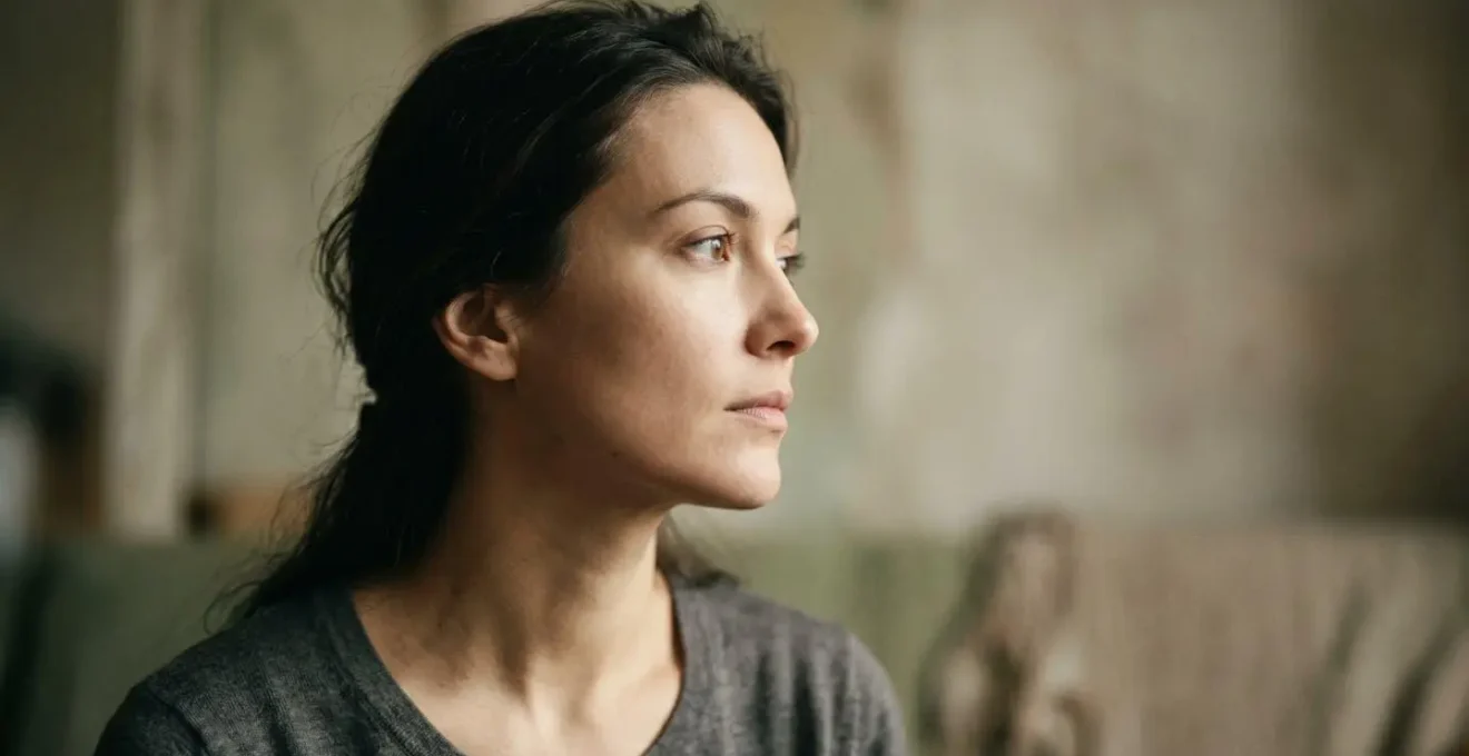 Profilo femminile elegante con linea mandibolare a V definita e armoniosa illuminazione naturale