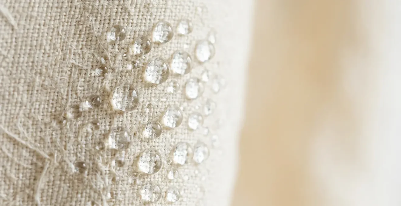 Immagine editoriale che rappresenta il concetto di detersione delicata per preservare la barriera cutanea