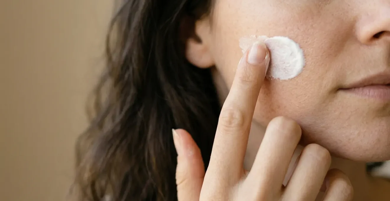 Protezione solare ad alto fattore dopo trattamenti estetici per prevenire iperpigmentazione