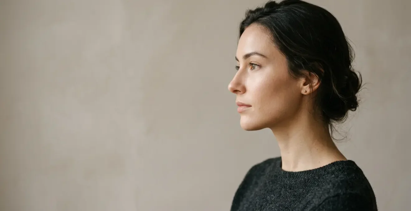 Profilo femminile con lineamenti armonios che evidenzia il contorno mandibolare e il mento definiti