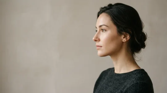 Profilo femminile con lineamenti armonios che evidenzia il contorno mandibolare e il mento definiti