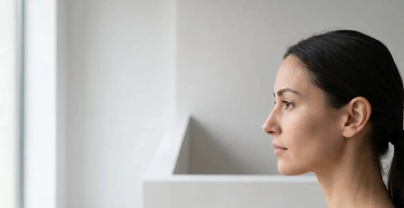 Profilo laterale di viso femminile che mostra l'importanza dell'analisi del profilo nell'estetica facciale