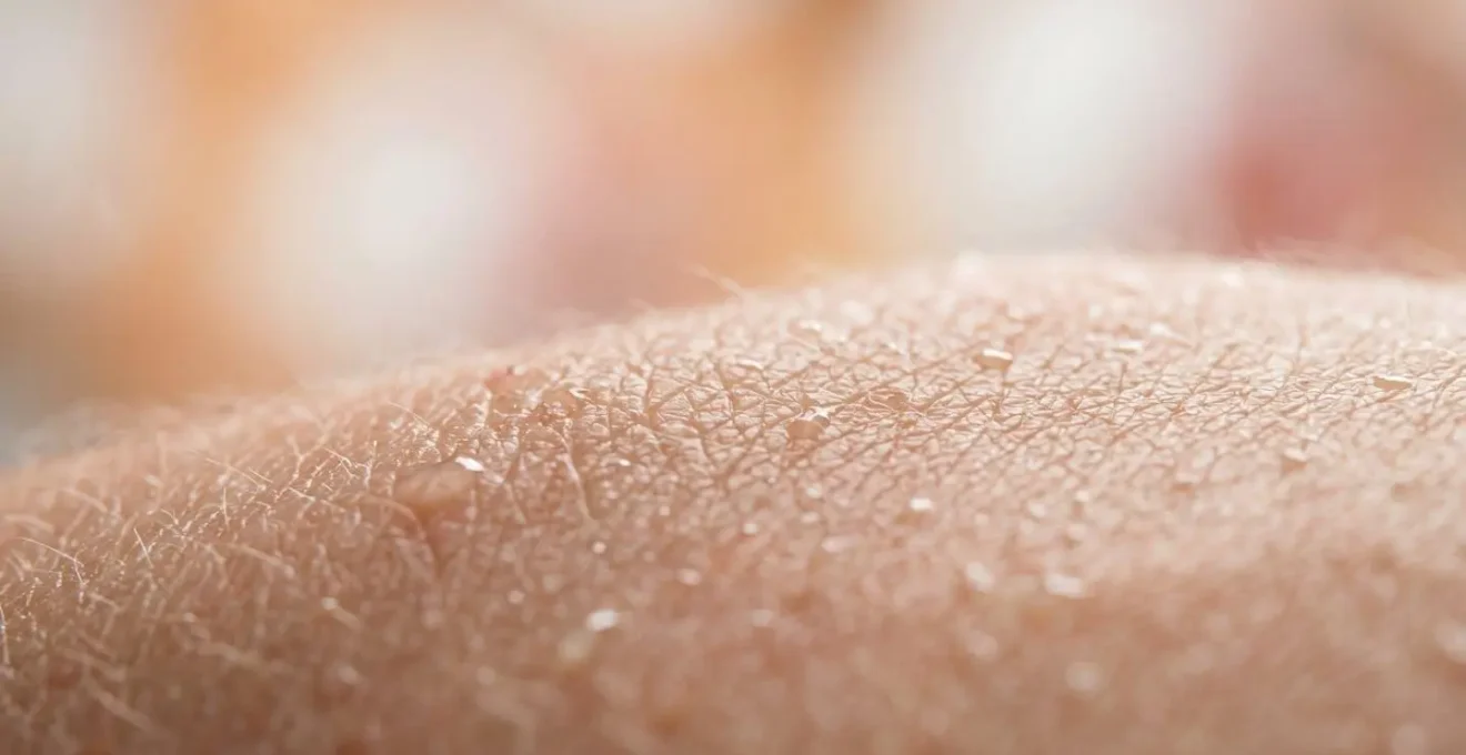 Rappresentazione macro della texture della pelle danneggiata da detergenti aggressivi con perdita di idratazione