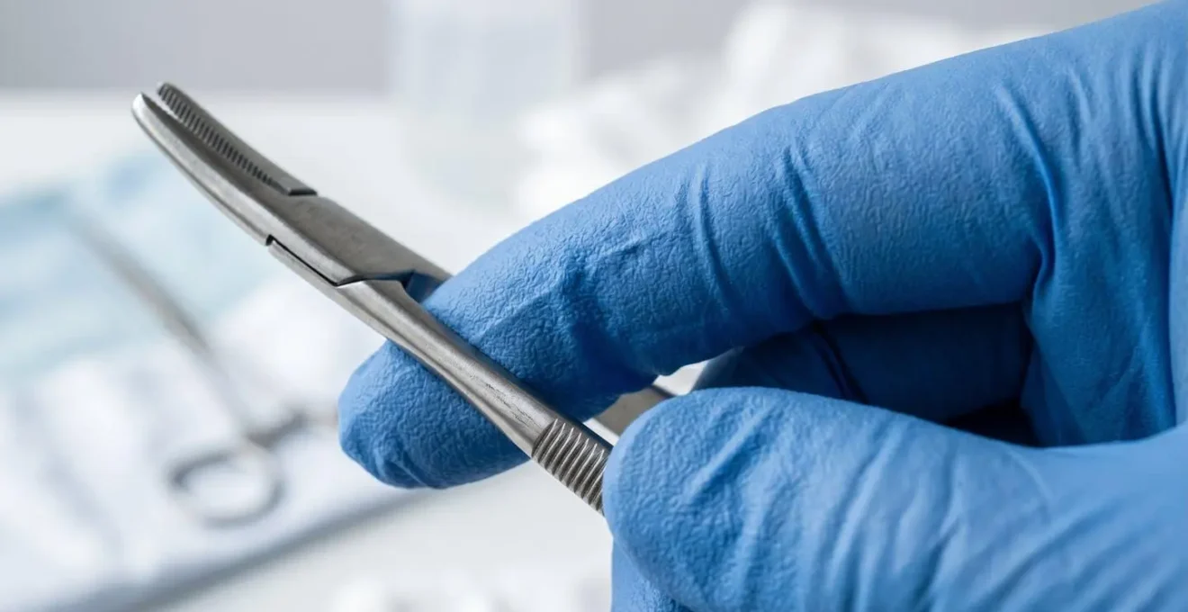 Dettagli di strumenti chirurgici sterili e materiali monouso in ambiente clinico