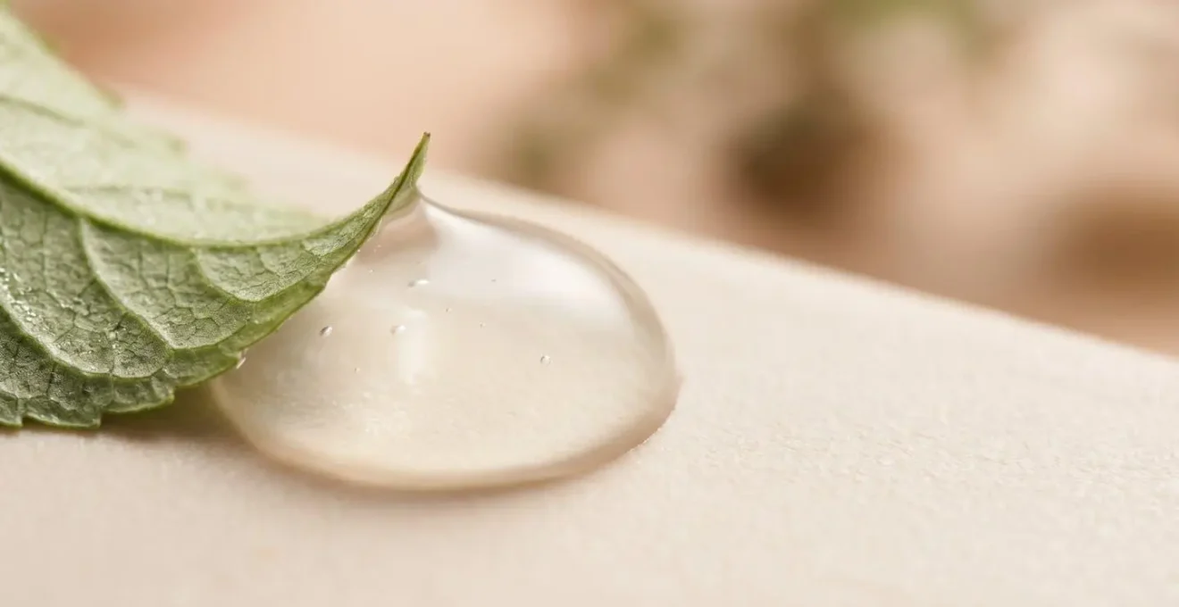 Composizione minimalista che evoca il concetto di preparazione della pelle e nutrizione cellulare