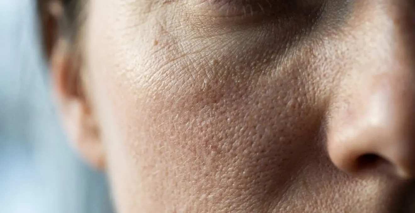 Rappresentazione visiva macro della texture della pelle con illuminazione che mostra la profondità di penetrazione dei raggi solari