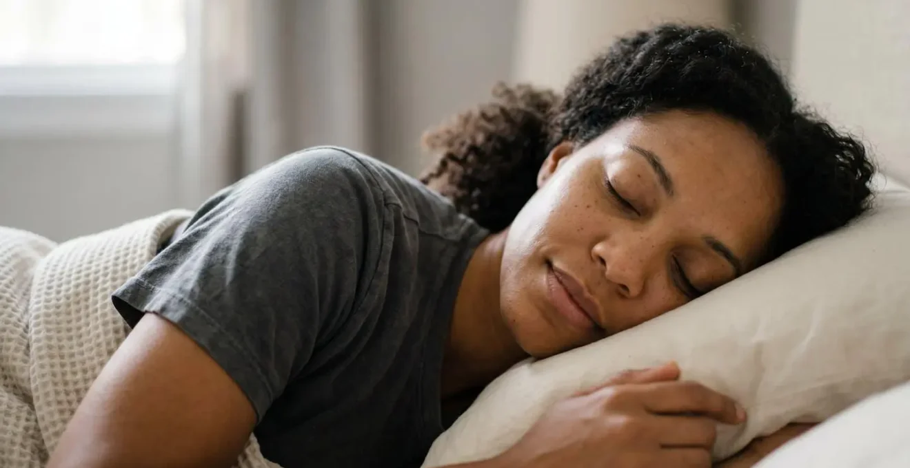 Persona che dorme in posizione laterale con espressione serena che simboleggia il recupero della qualità del sonno